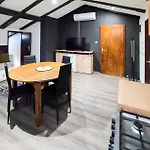 Apartamento 2 Bedroom Cozy In *