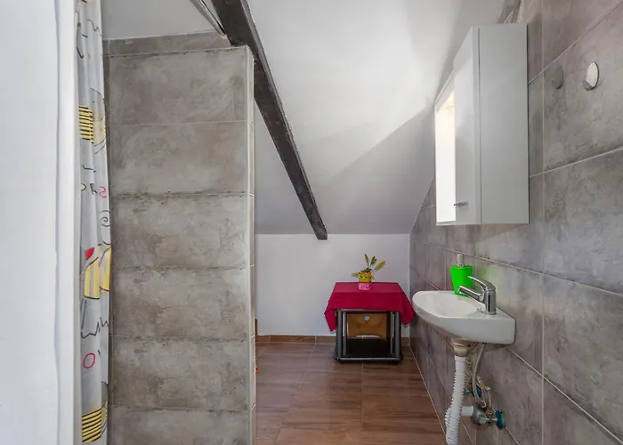2 Bedroom Cozy In Njivice